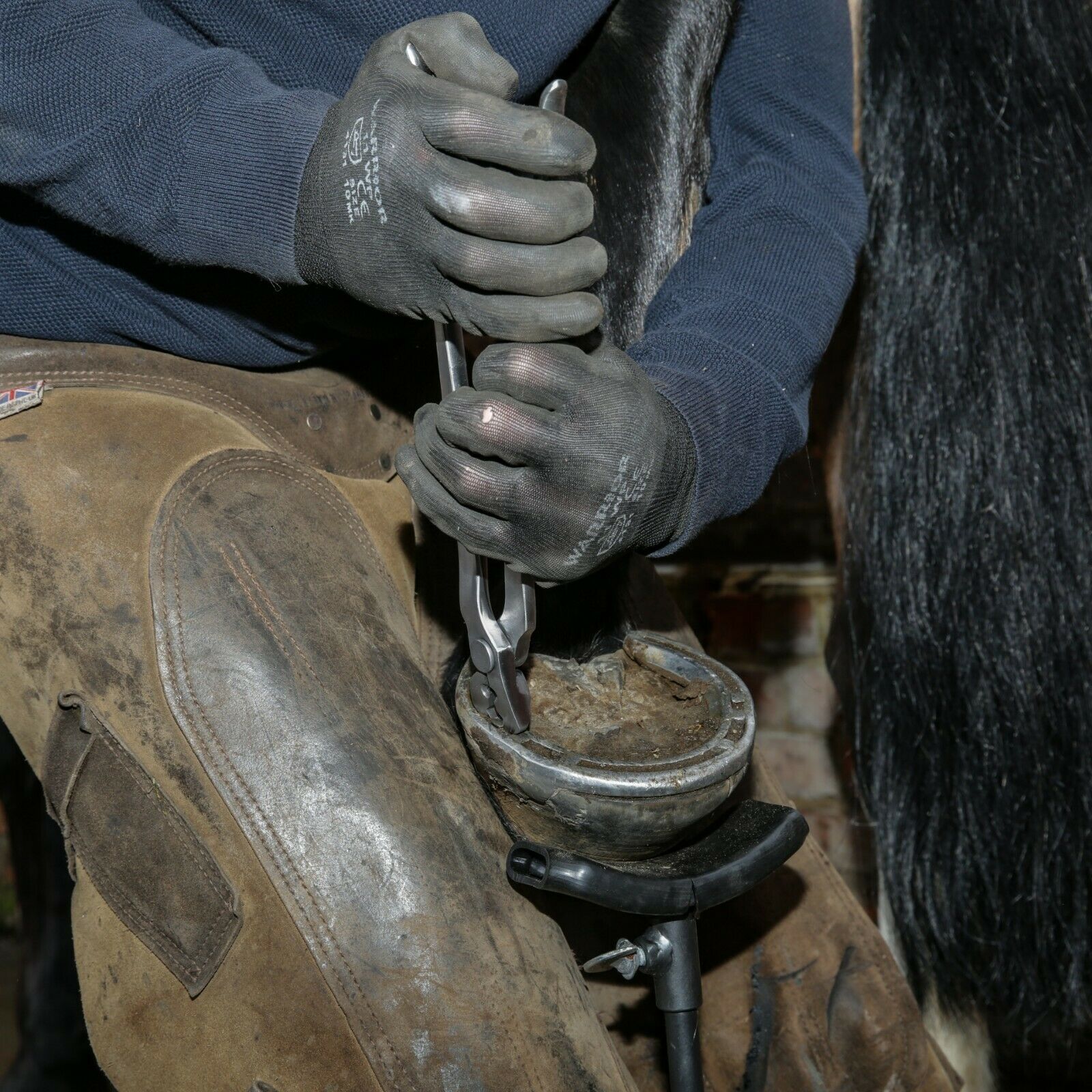 Horseshoe nail store puller